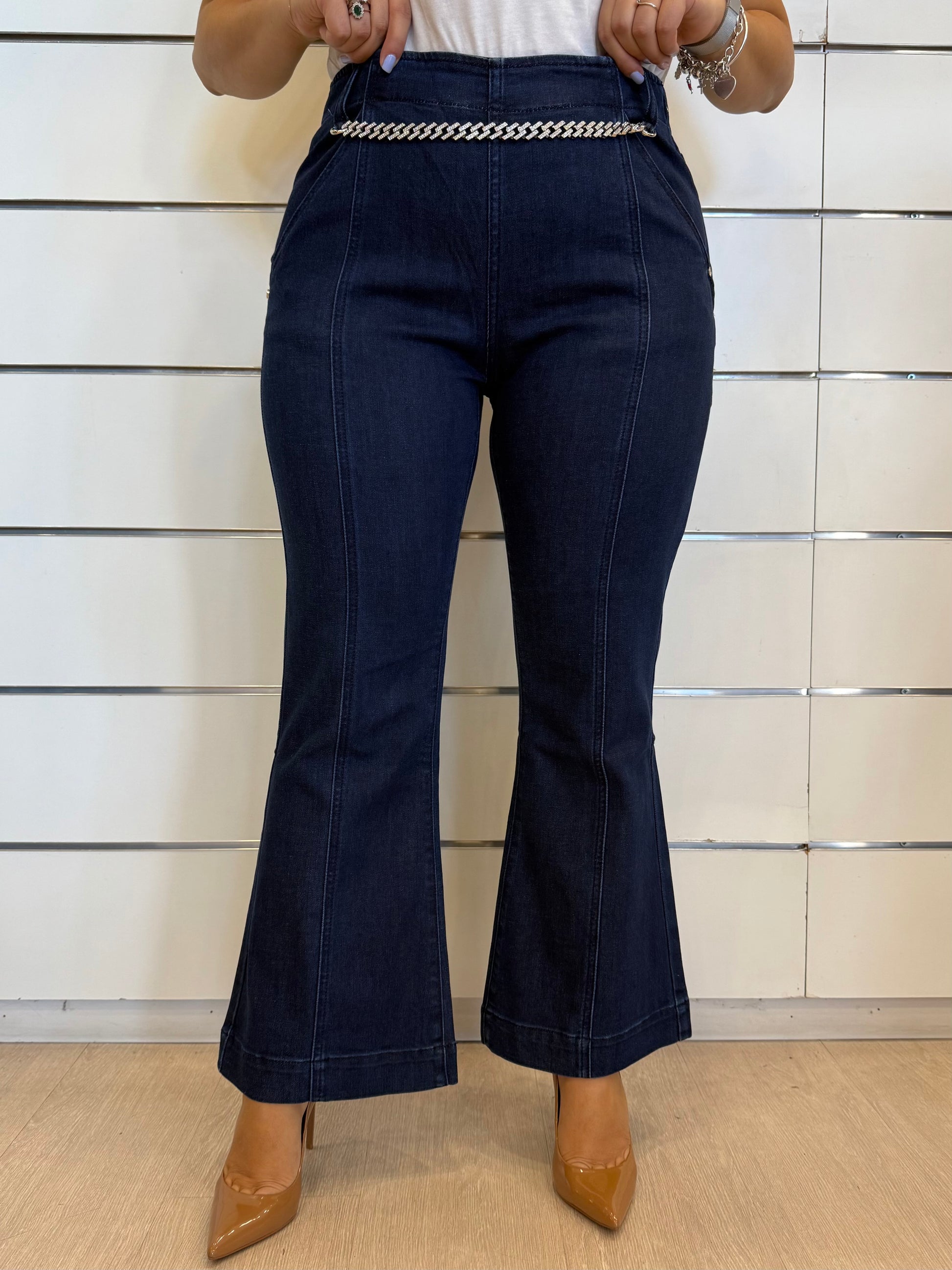 Jeans da donna cropped con catena di Gaudì in denim blu scuro con vita alta e gamba flare