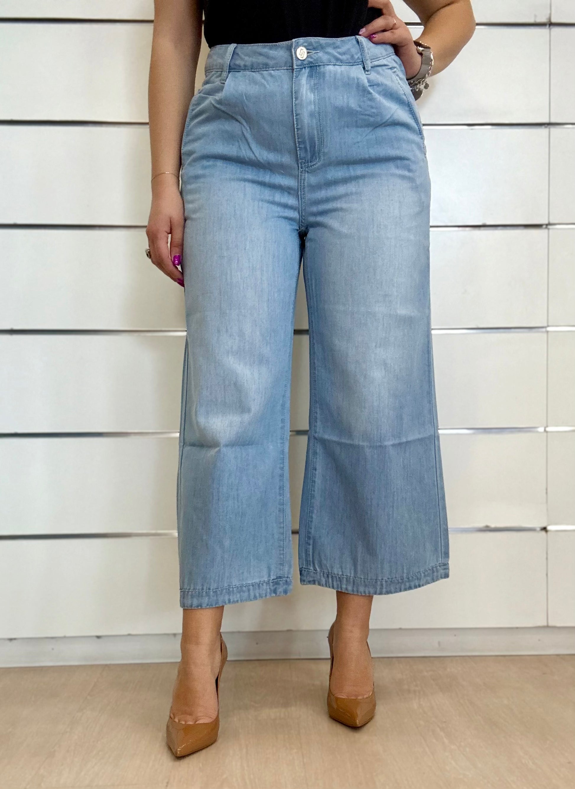 Jeans da donna cropped con pinces in denim chiaro, taglio alla caviglia e vestibilità comoda.