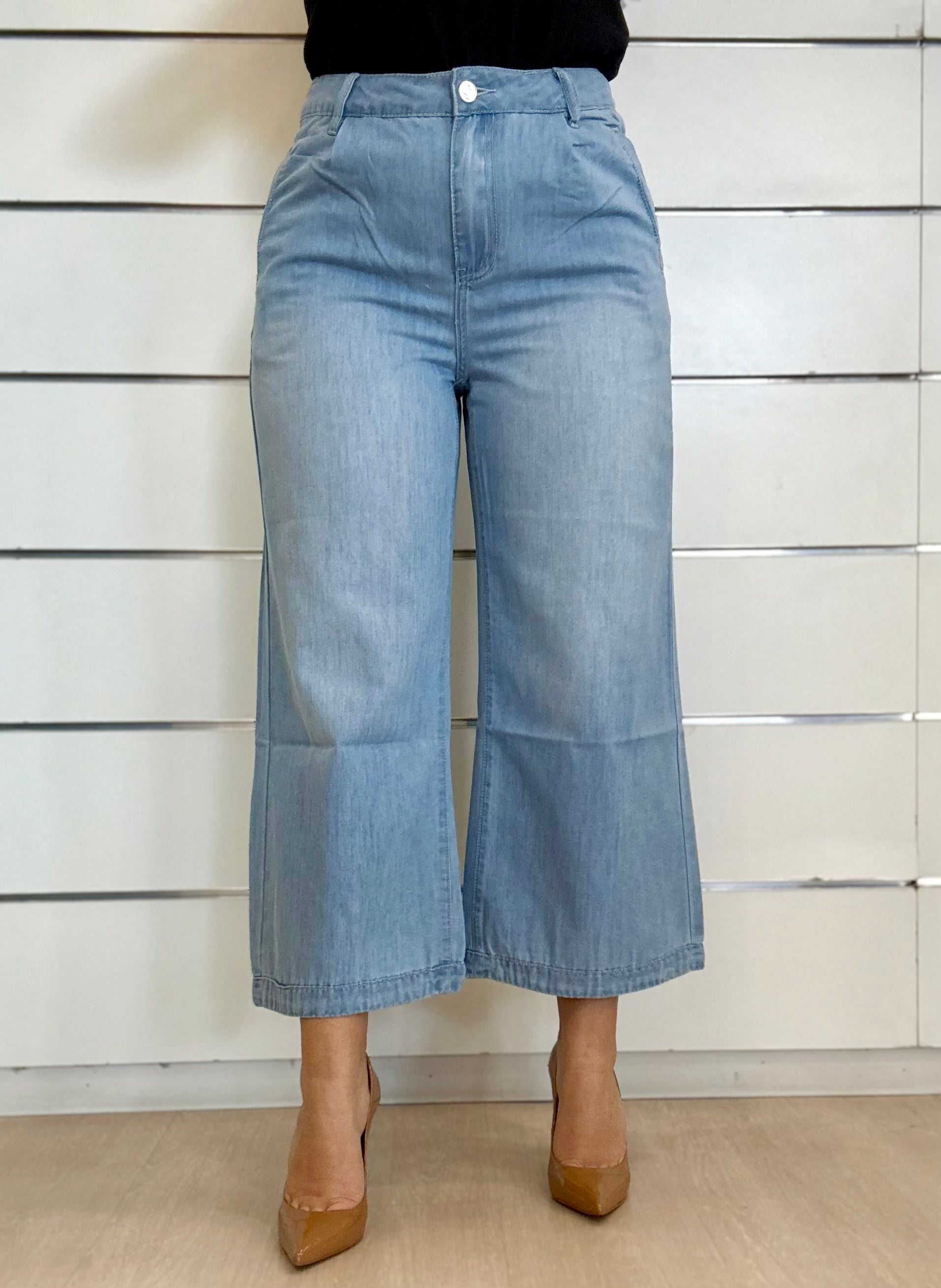 Jeans da donna cropped con pinces in denim chiaro, taglio alla caviglia e dettagli eleganti