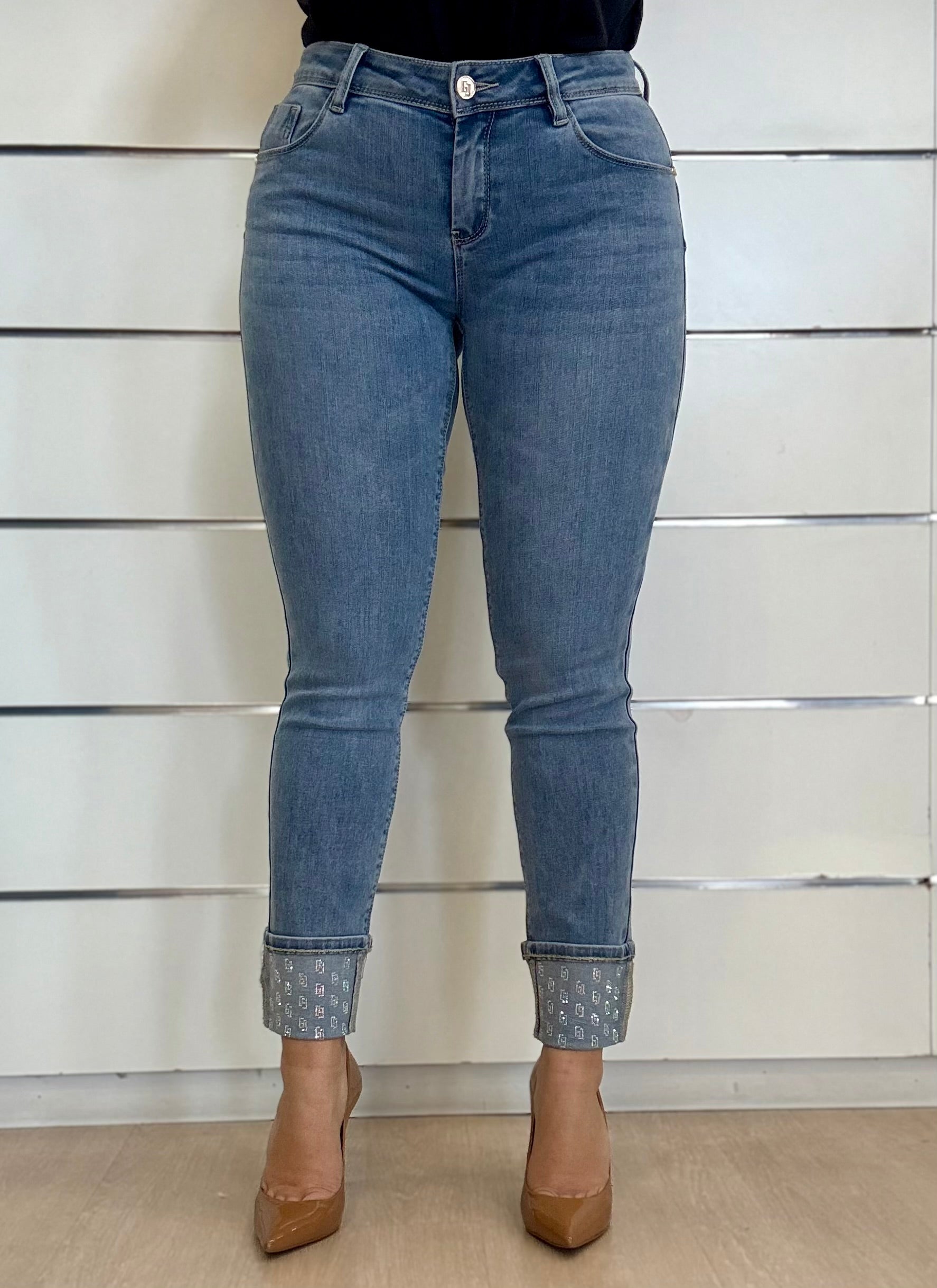 Jeans da donna skinny con risvolto di Gaudì in denim chiaro, perfetti per look casual ed eleganti.