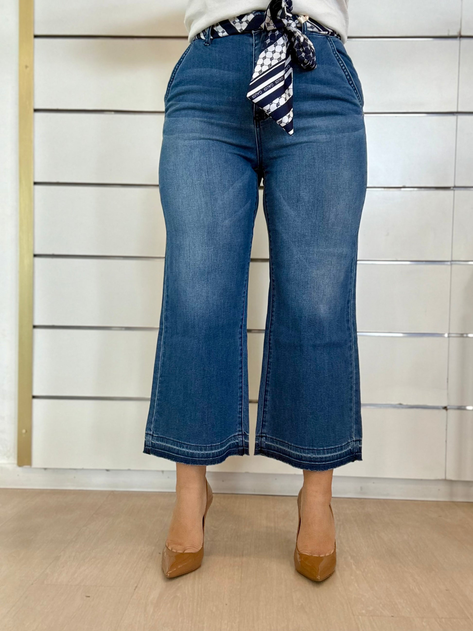 Jeans dritti in cotone con foulard per un look alla moda, taglio cropped e blu scuro