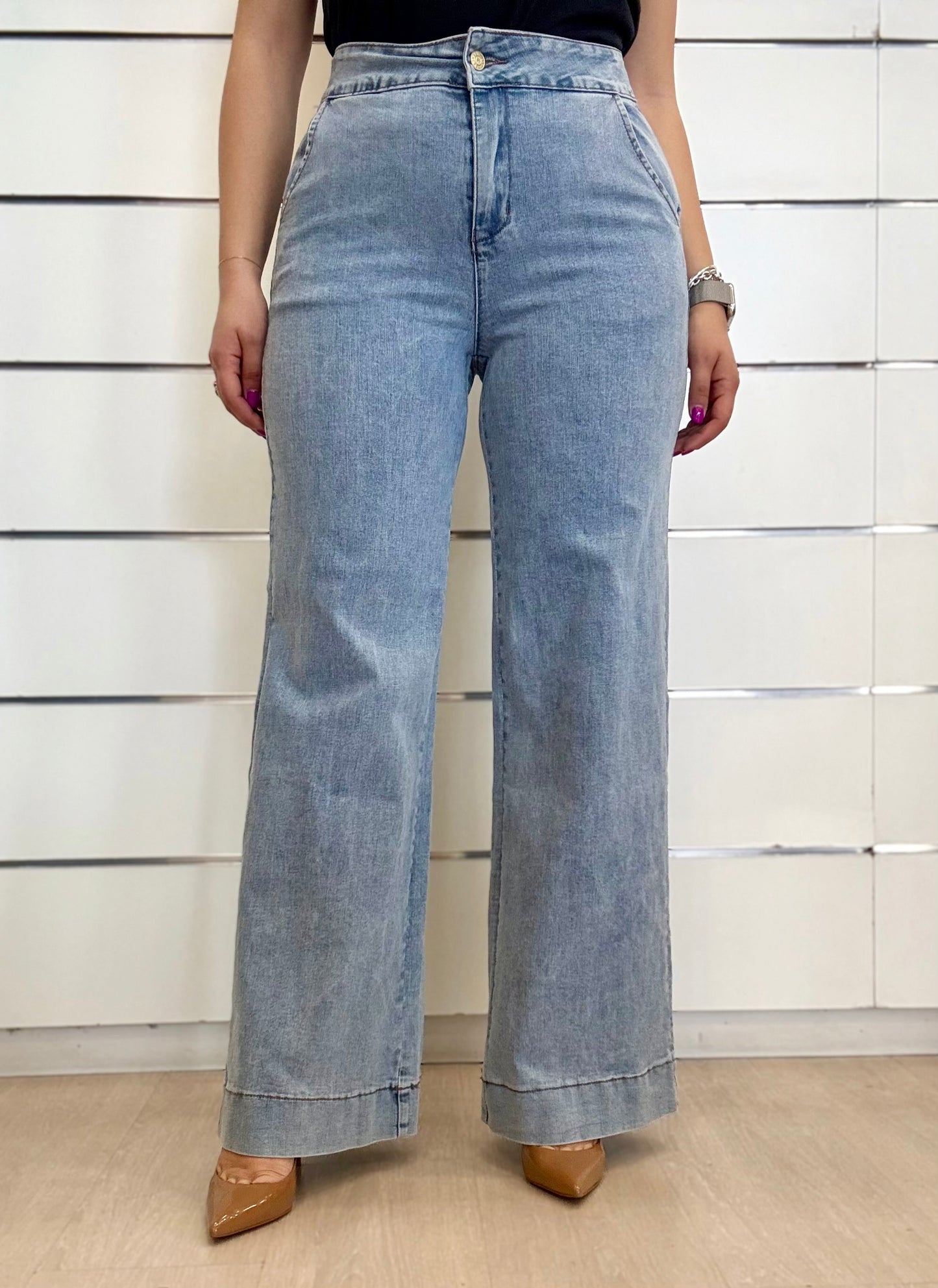 Jeans larghi a vita alta di Molly Bracken in lavaggio chiaro con taglio ampio per un look moderno