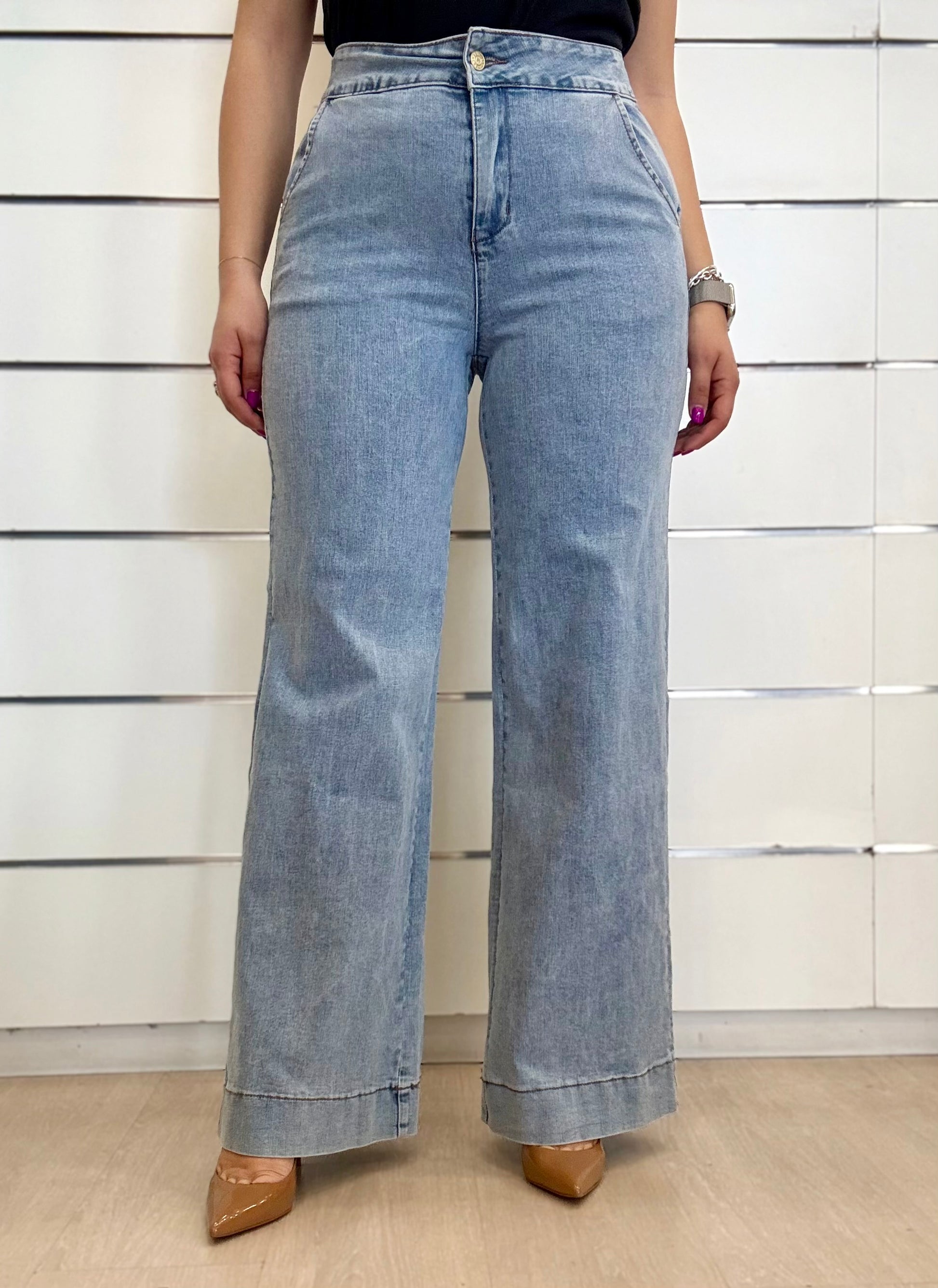 Jeans larghi a vita alta di Molly Bracken in lavaggio chiaro con taglio ampio per un look moderno