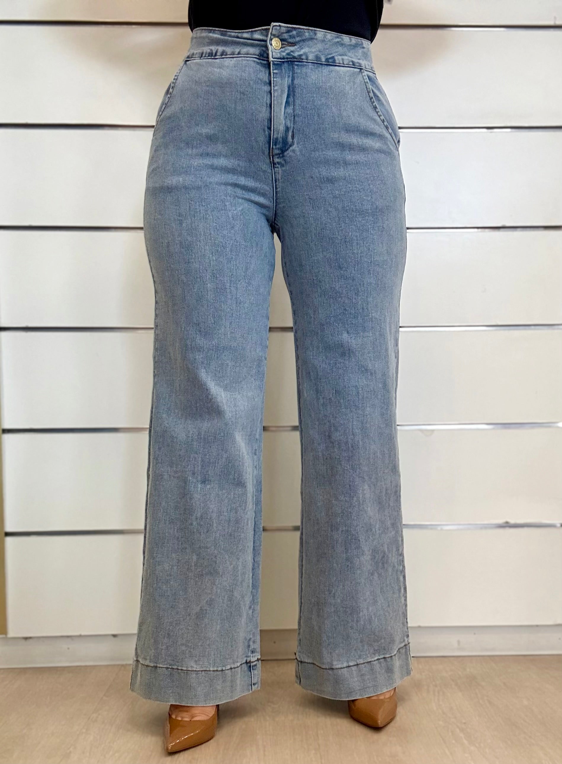 Jeans larghi a vita alta in lavaggio chiaro di Molly Bracken con taglio classico e orlo svasato