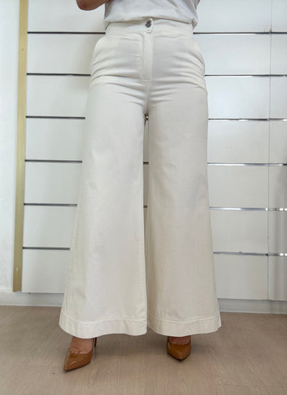 Jeans largo con bottone gioiello in bianco di ECO con taglio elegante e design ampio