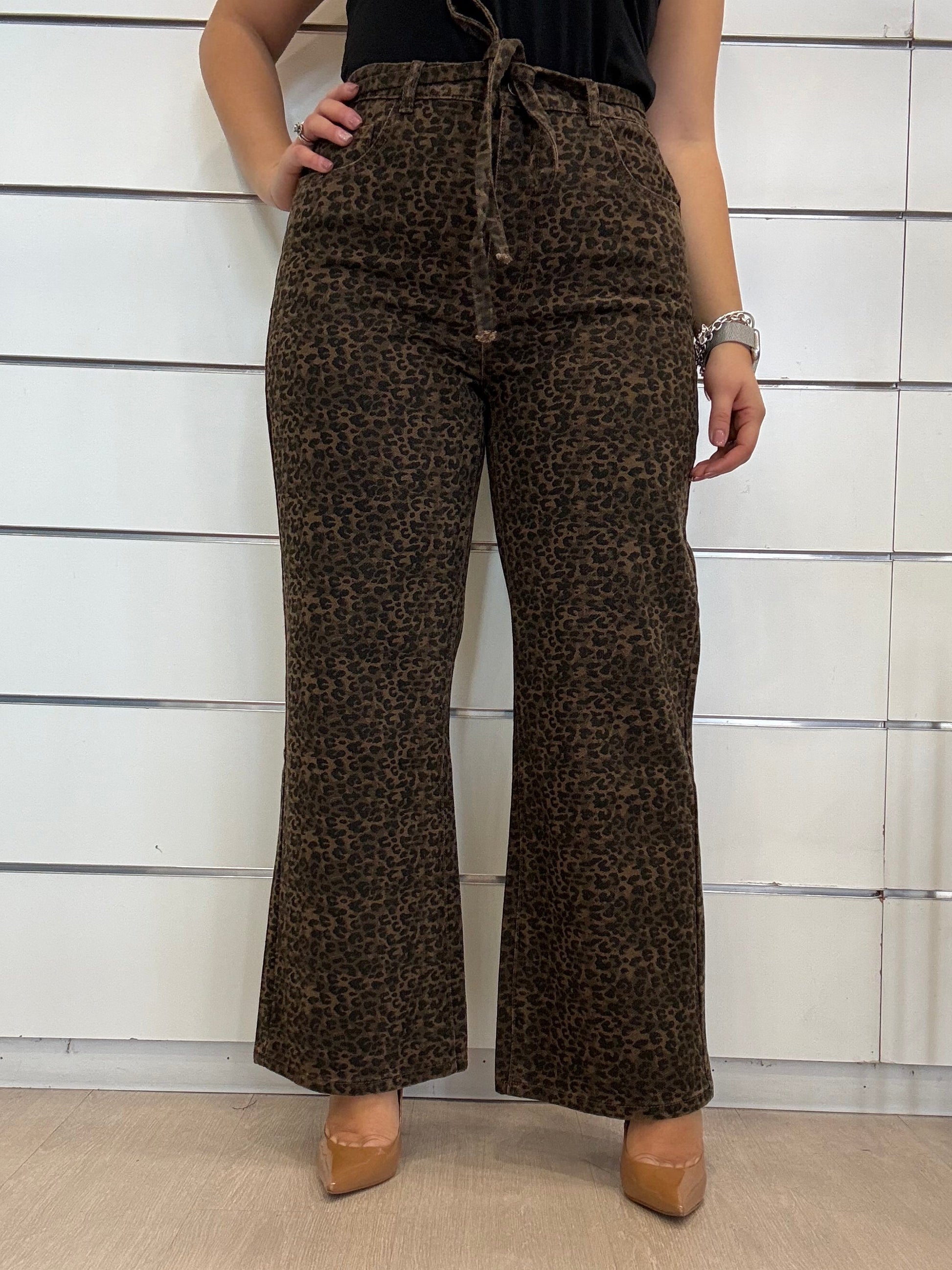 Jeans maculato di Molly Bracken con vita alta e design a gamba larga per uno stile unico