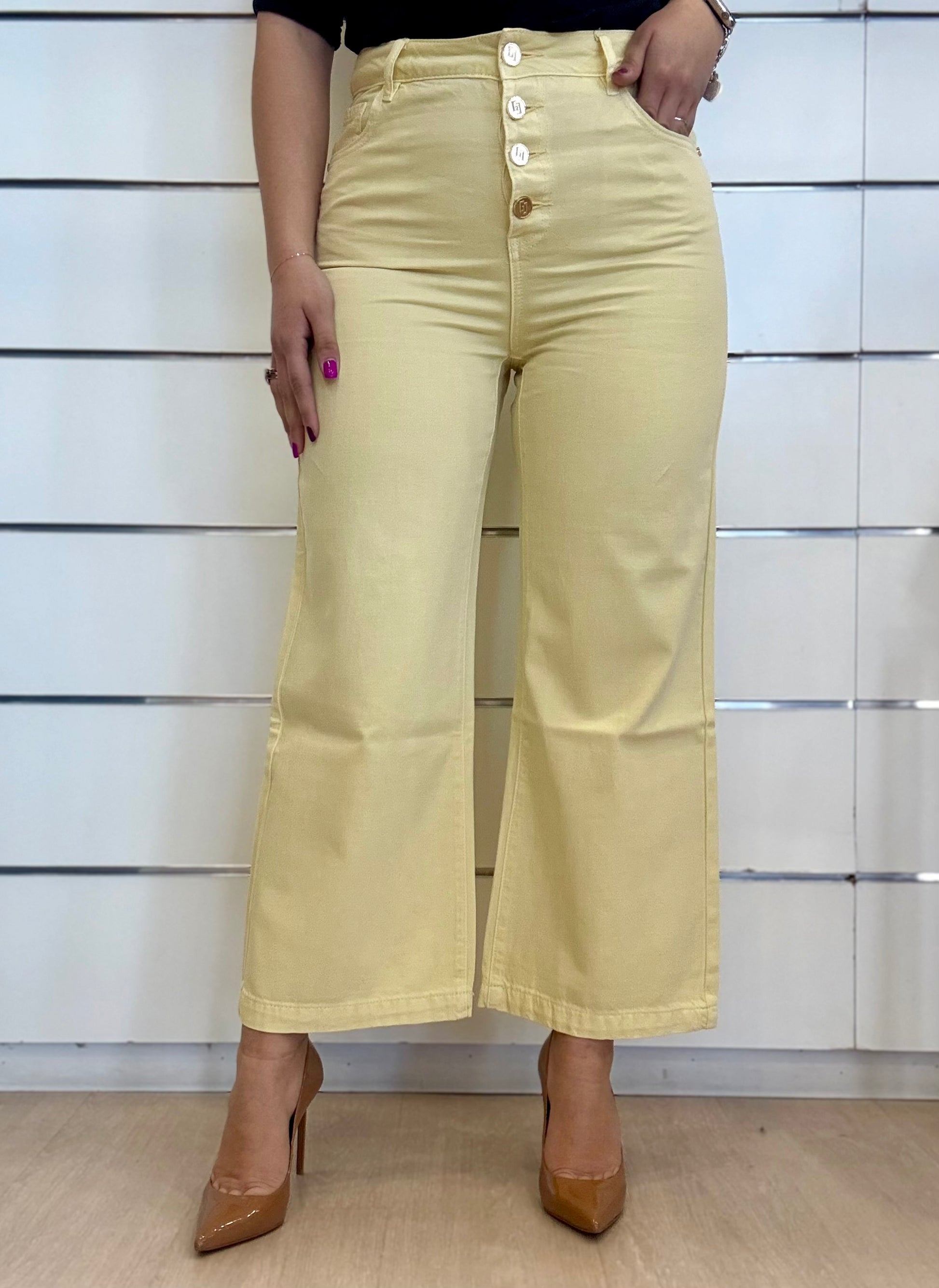 Jeans straight da donna a vita alta in giallo con bottoni frontali e taglio ampio