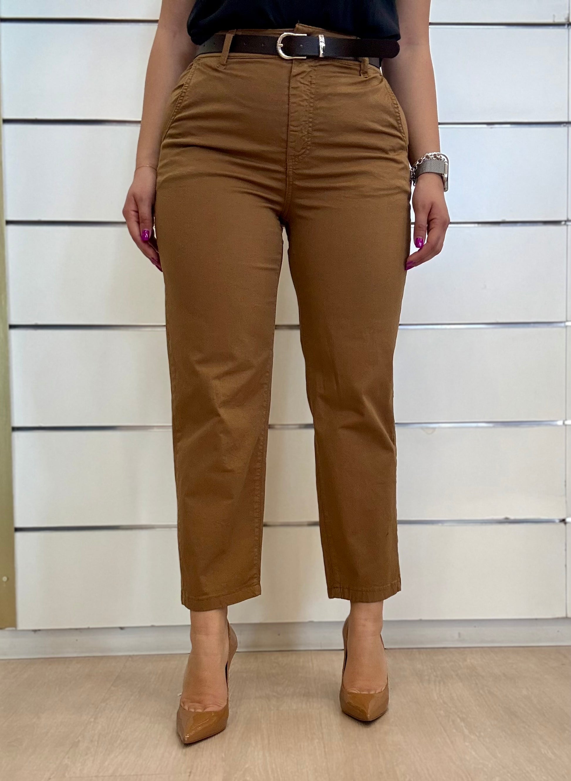 Jeans tabacco con cintura e bottone gioiello, perfetti per un look elegante e alla moda