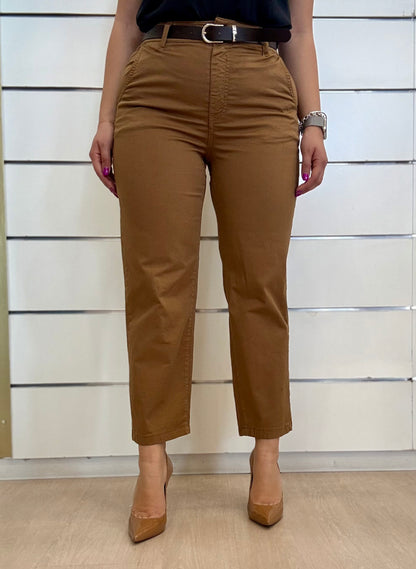 Jeans tabacco con cintura e bottone gioiello, perfetti per un look elegante e alla moda
