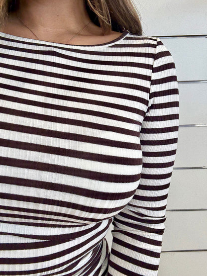 Maglia a righe bianca e cioccolato di ICHI a manica lunga, elegante e comoda per ogni occasione