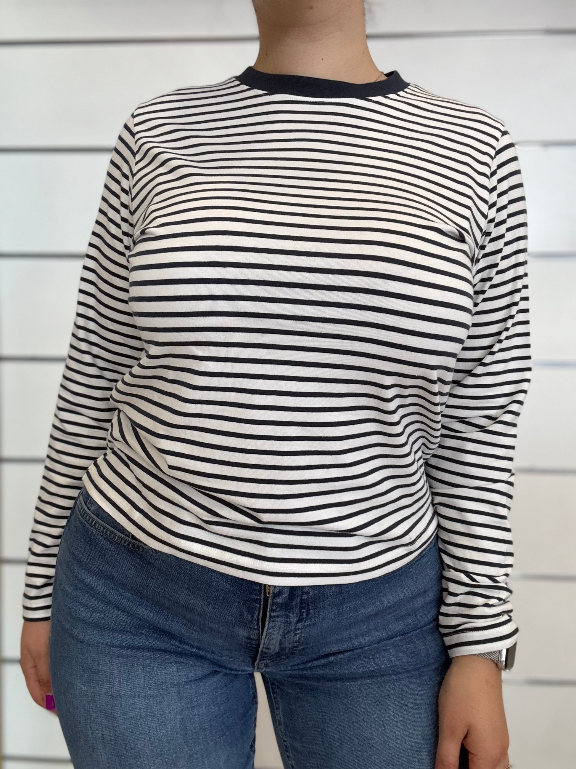 Maglia a righe bianche e blu ICHI a manica lunga, perfetta per un look casual e comodo.