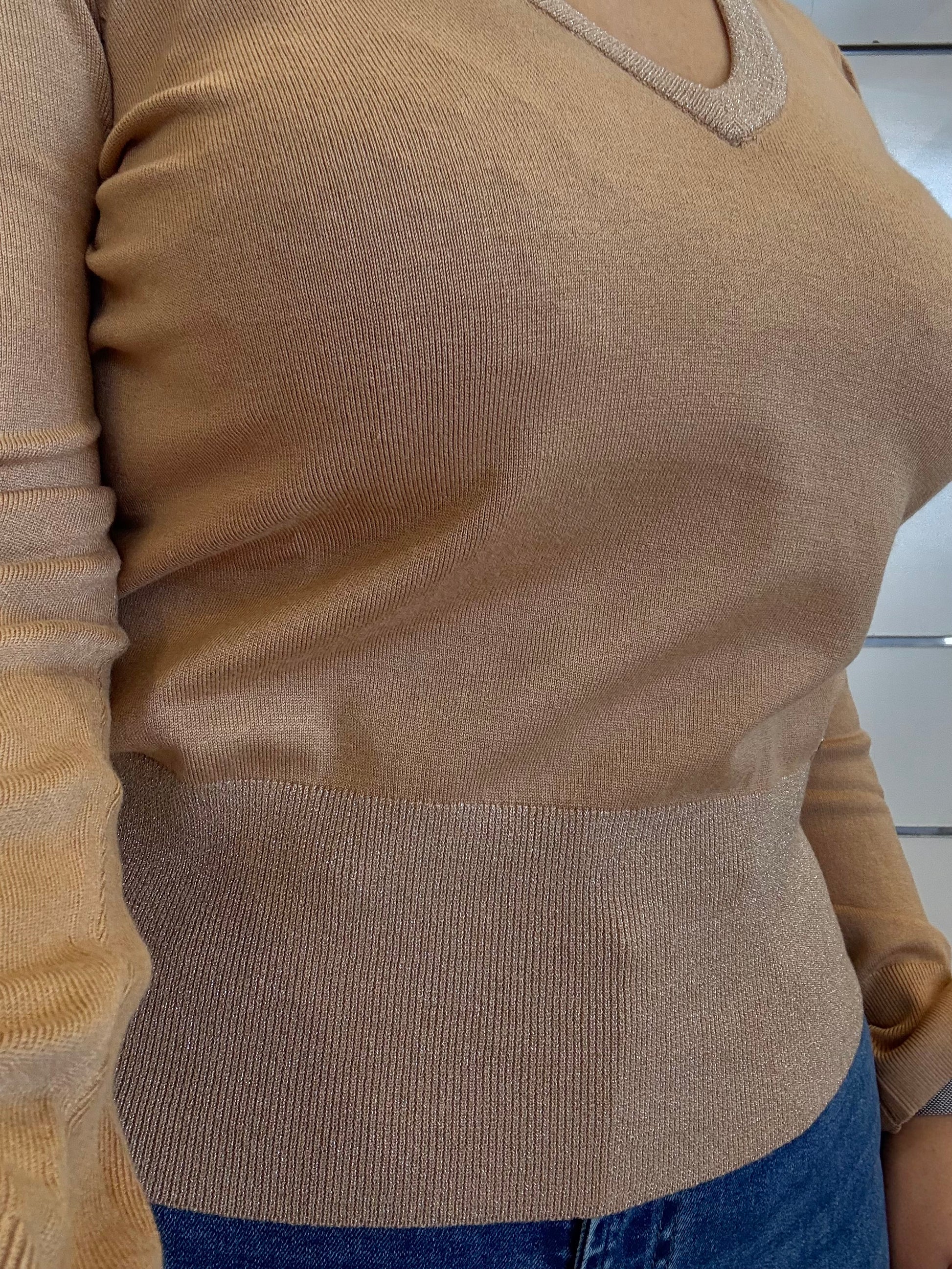 Maglia con scollo a V di Gaudì in tonalità beige, con un taglio elegante e comodo per l'uso quotidiano.