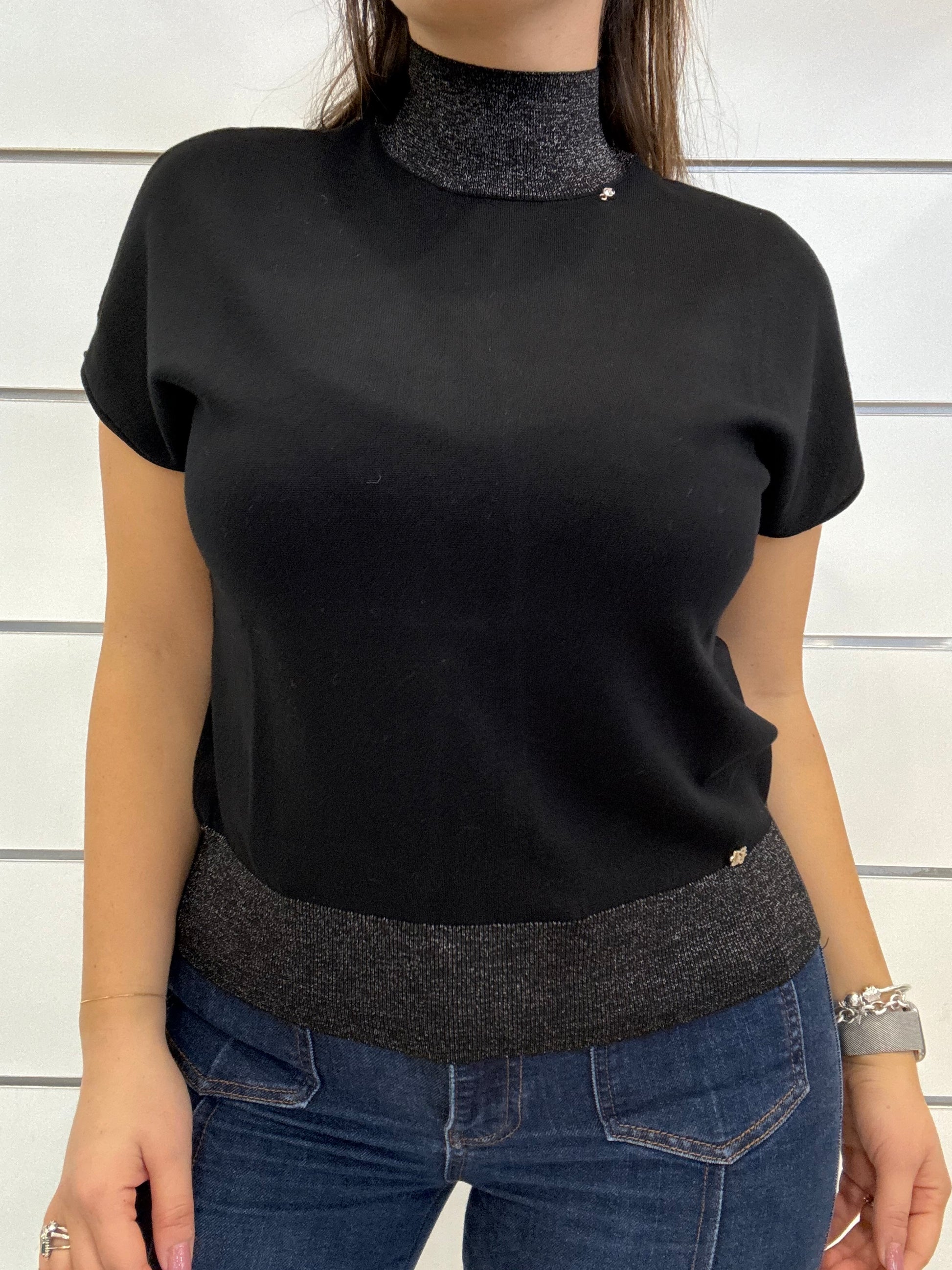Maglia da donna a collo alto in filato lurex nera con dettagli eleganti e maniche corte