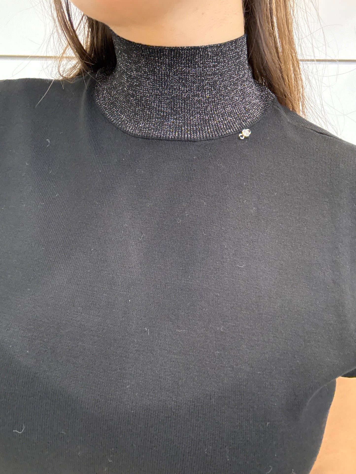 Maglia da donna a collo alto in filato lurex nera con dettagli raffinati sul collo