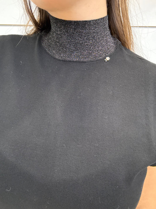 Maglia da donna a collo alto in filato lurex nera con dettagli raffinati sul collo
