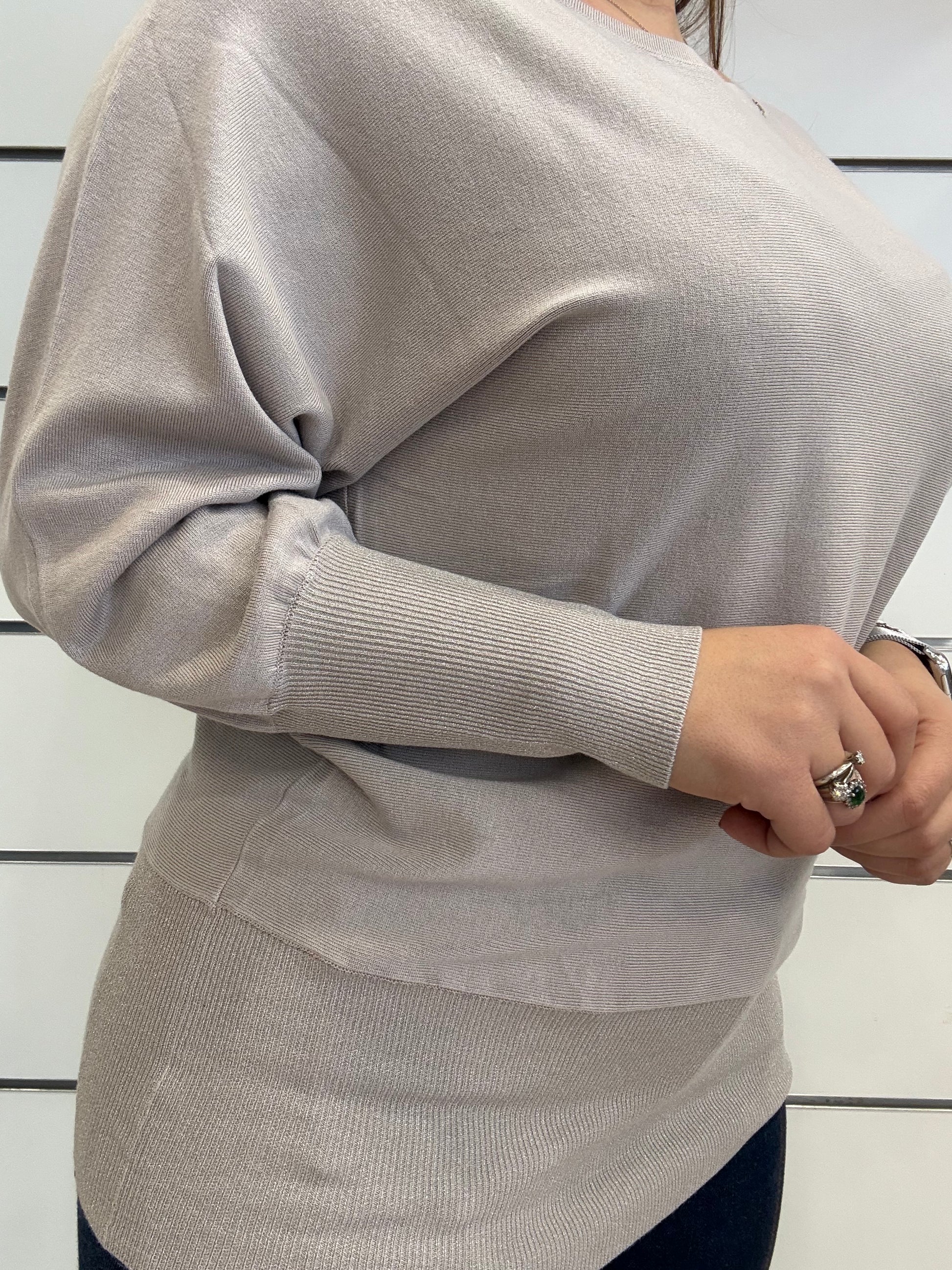 Maglia da donna in filato lurex grigia di Gaudì con maniche ampie e design elegante