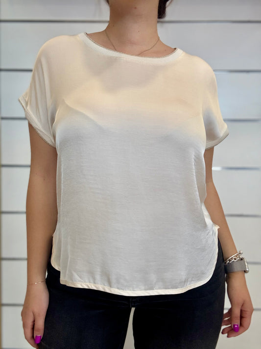 Maglia in viscosa panna girocollo con maniche corte e taglio comodo, ideale per look casual ed eleganti