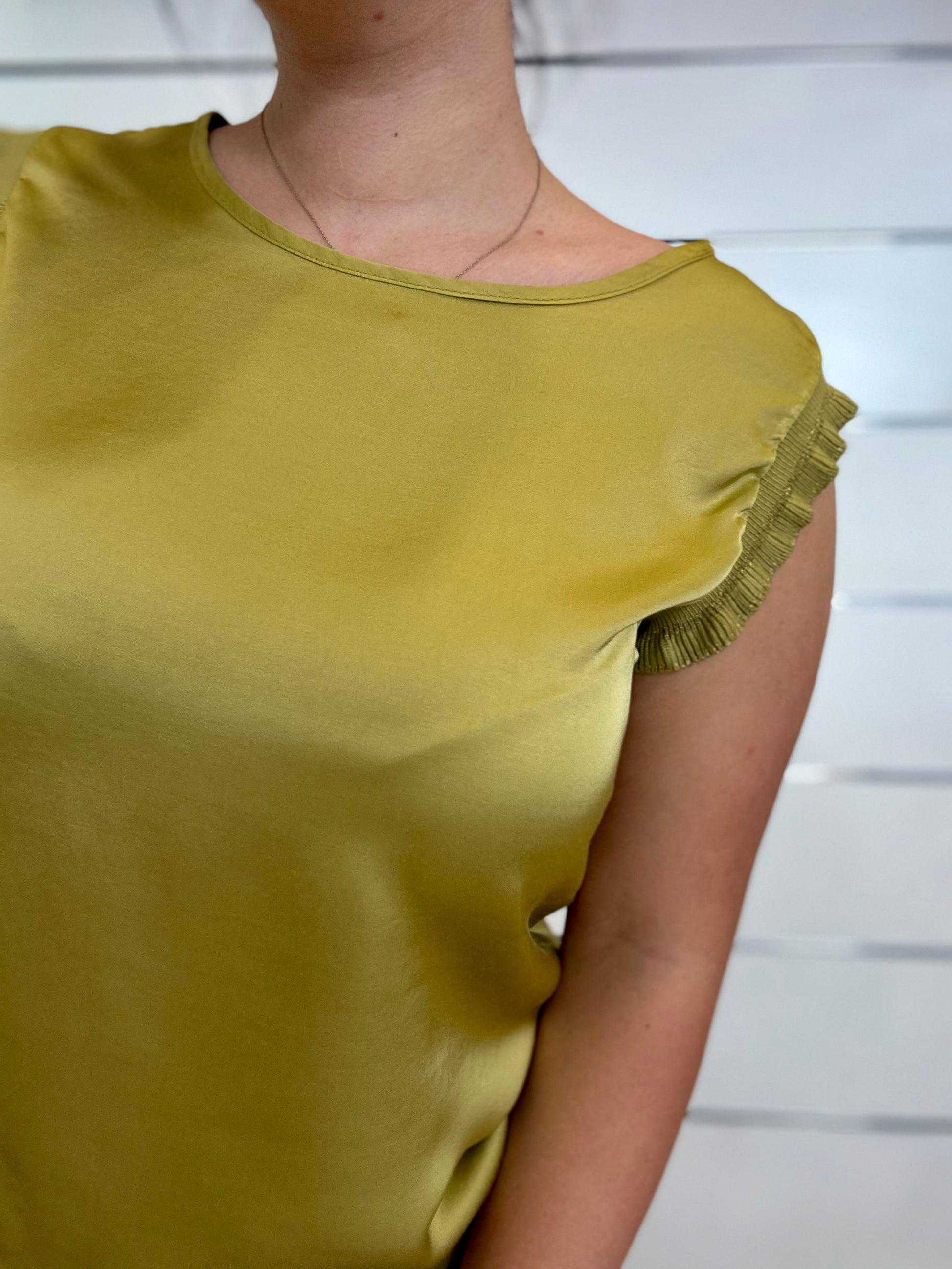 Maglia in viscosa verde oliva con maniche a frange per un look elegante e casual