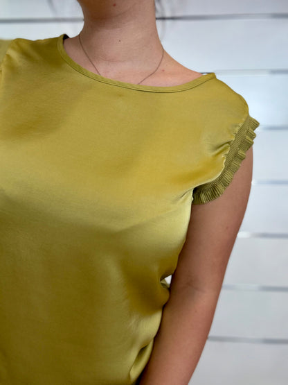 Maglia in viscosa verde oliva con maniche a frange per un look elegante e casual