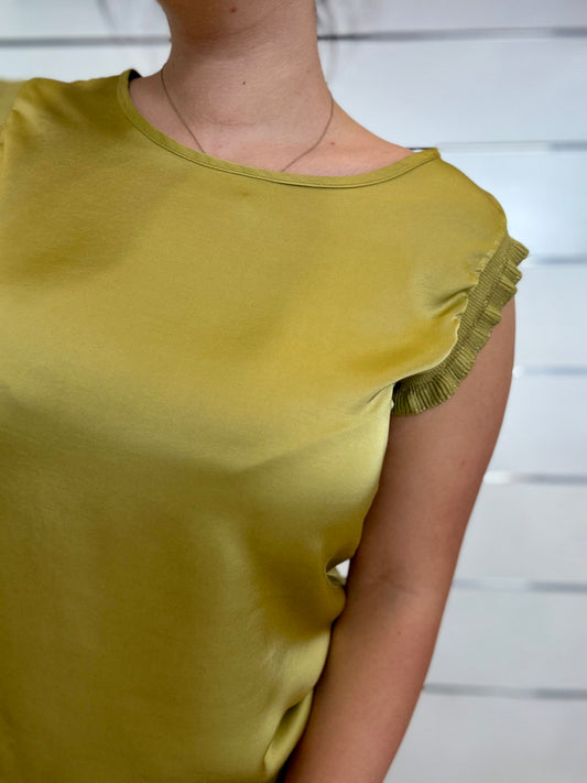 Maglia in viscosa verde oliva con maniche a frange per un look elegante e casual