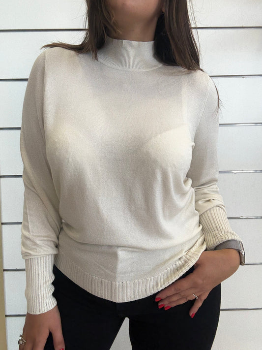 Maglia panna in viscosa con dettagli ricamati, elegante e confortevole, perfetta per ogni occasione.
