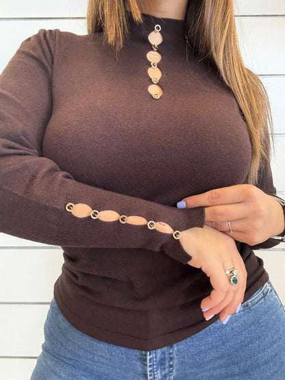 Maglioncino cioccolato con bottoncini dorati, maniche lunghe e dettagli eleganti per un look alla moda