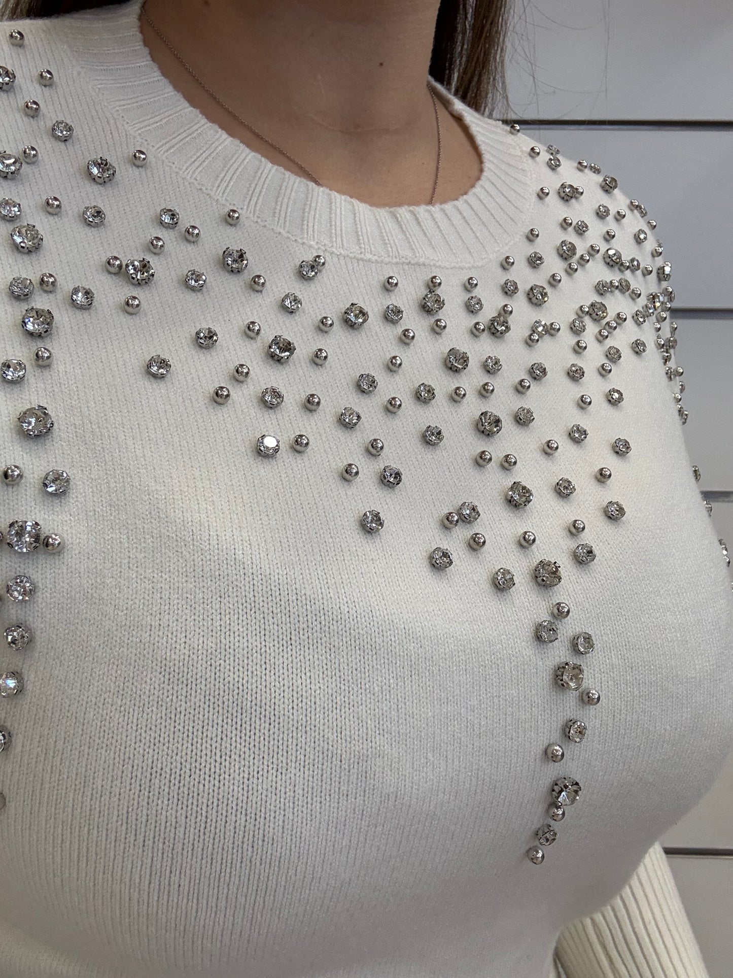 Maglioncino bianco con strass Swarovski per un look elegante e raffinato
