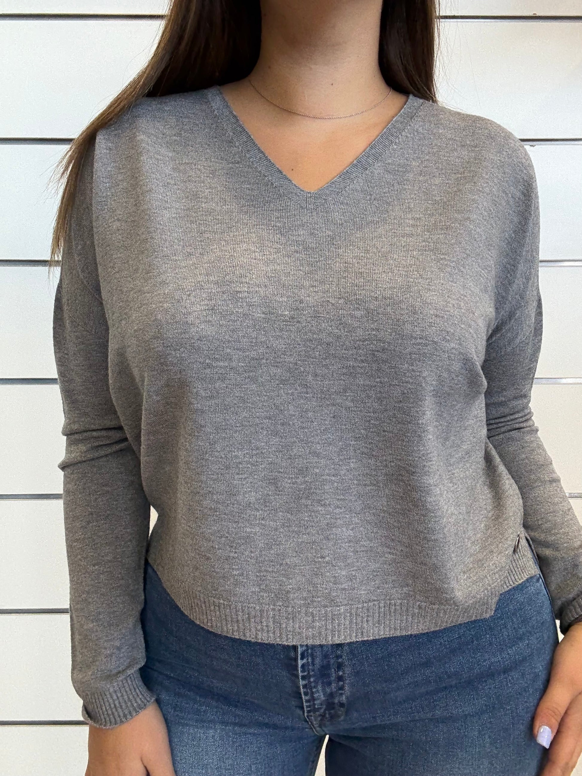 Maglioncino grigio con scollo a 'V' morbido e alla moda, ideale per outfit casual