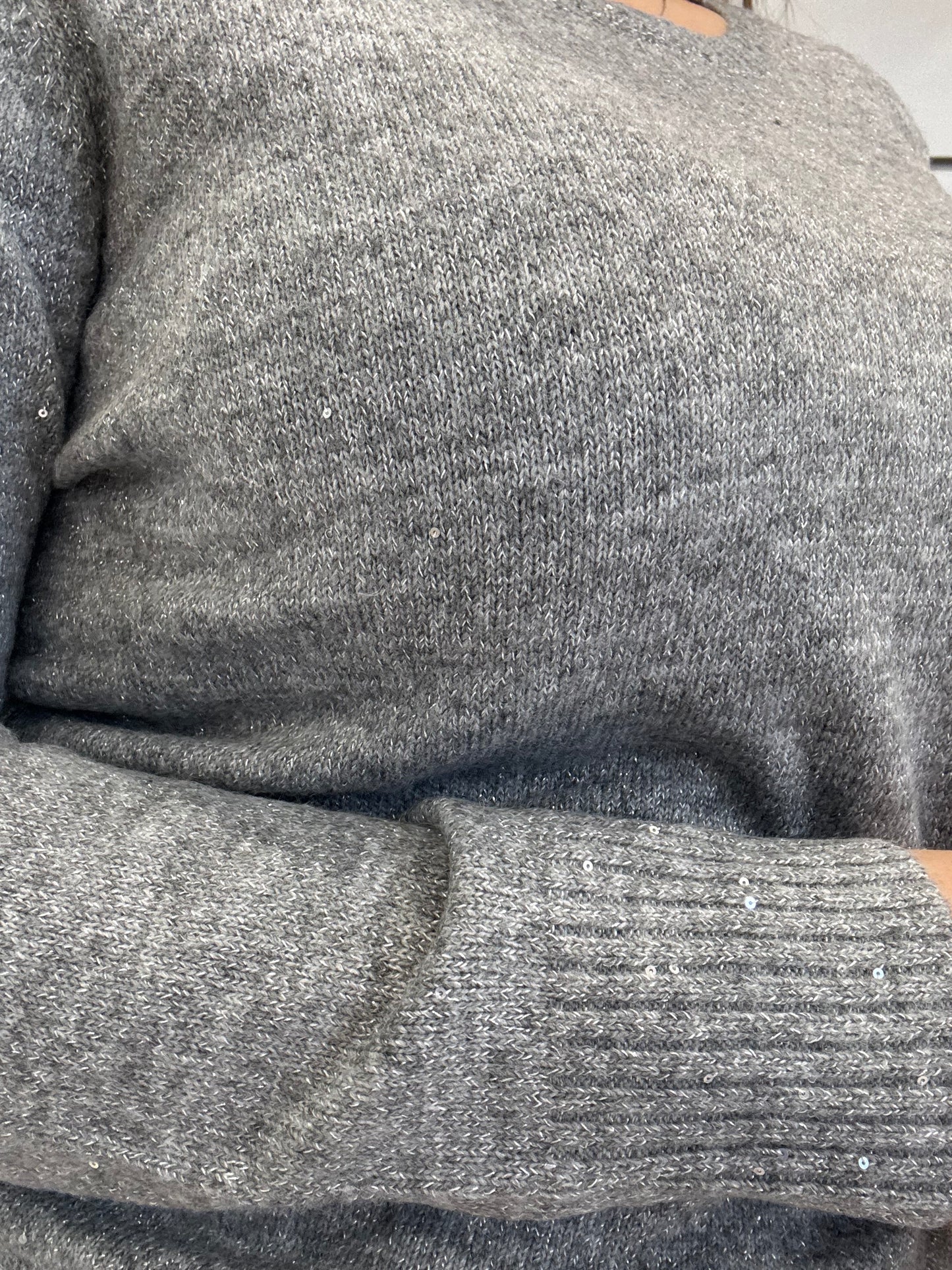 Maglioncino grigio in lurex di Molly Bracken con dettagli scintillanti sulle maniche
