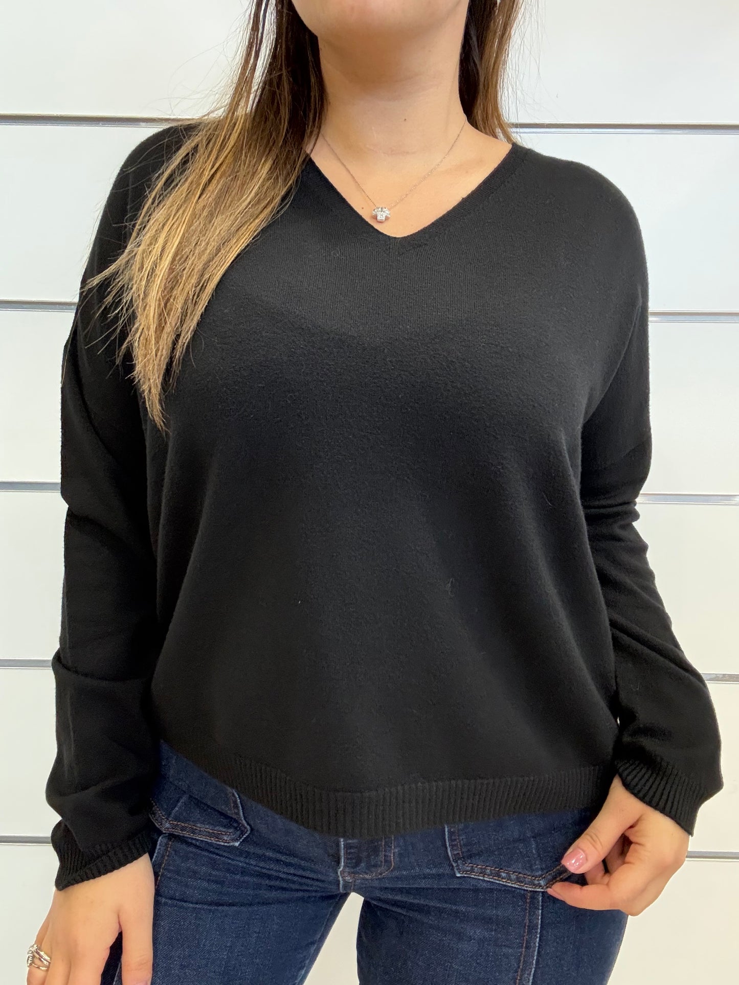 Maglioncino nero scollo a V donna di ECO, elegante e comodo per ogni occasione