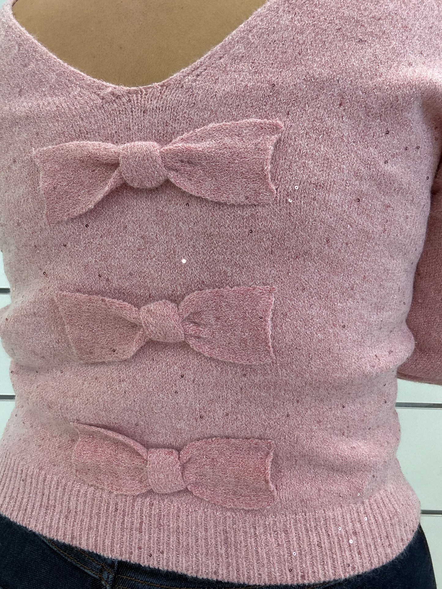 Maglioncino rosa con fiocchetti di Molly Bracken, con dettagli a fiocco sul retro per un look elegante