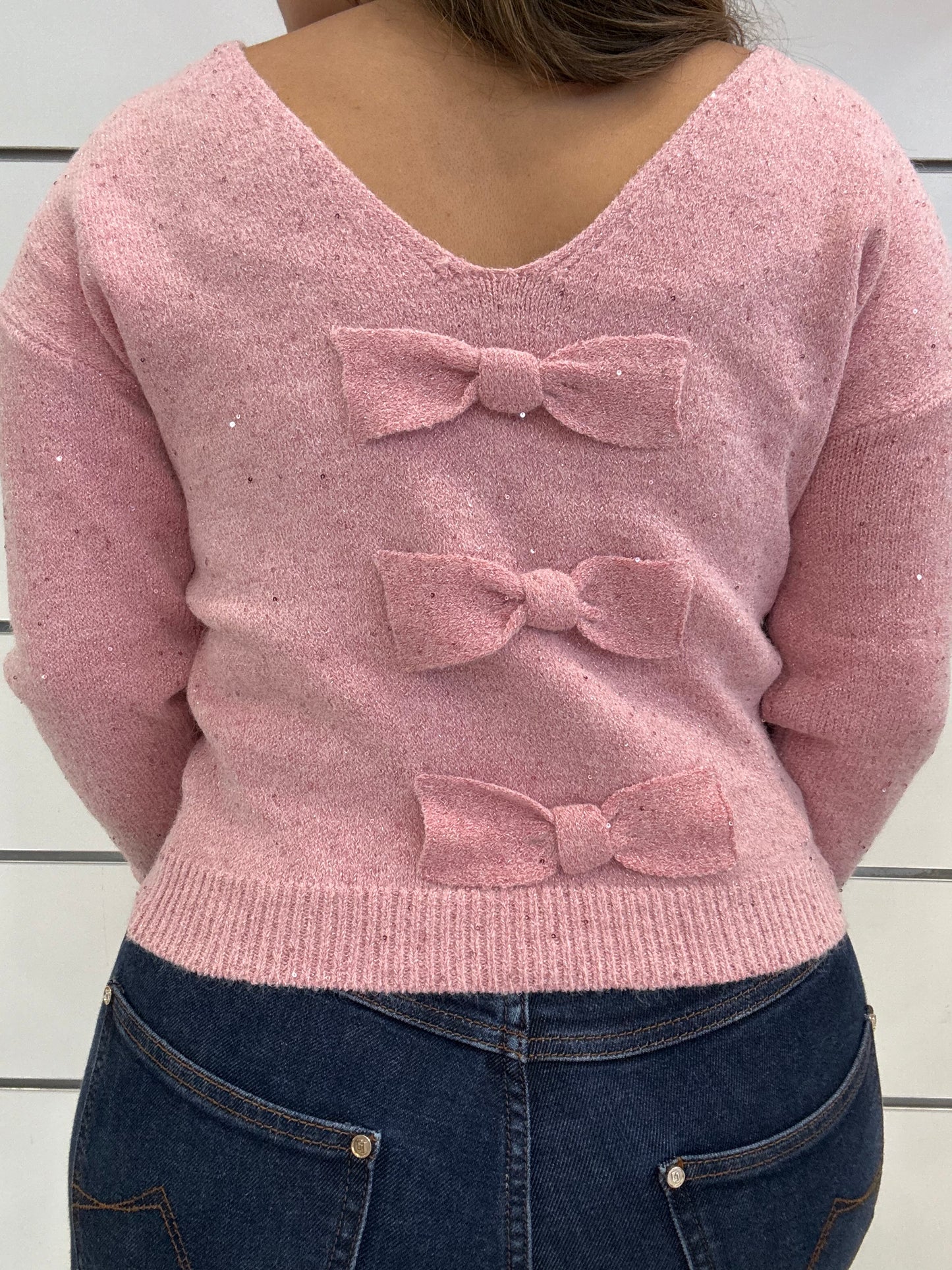 Maglioncino rosa con fiocchetti di Molly Bracken, con dettagli in fiocco sul retro e scollo a V