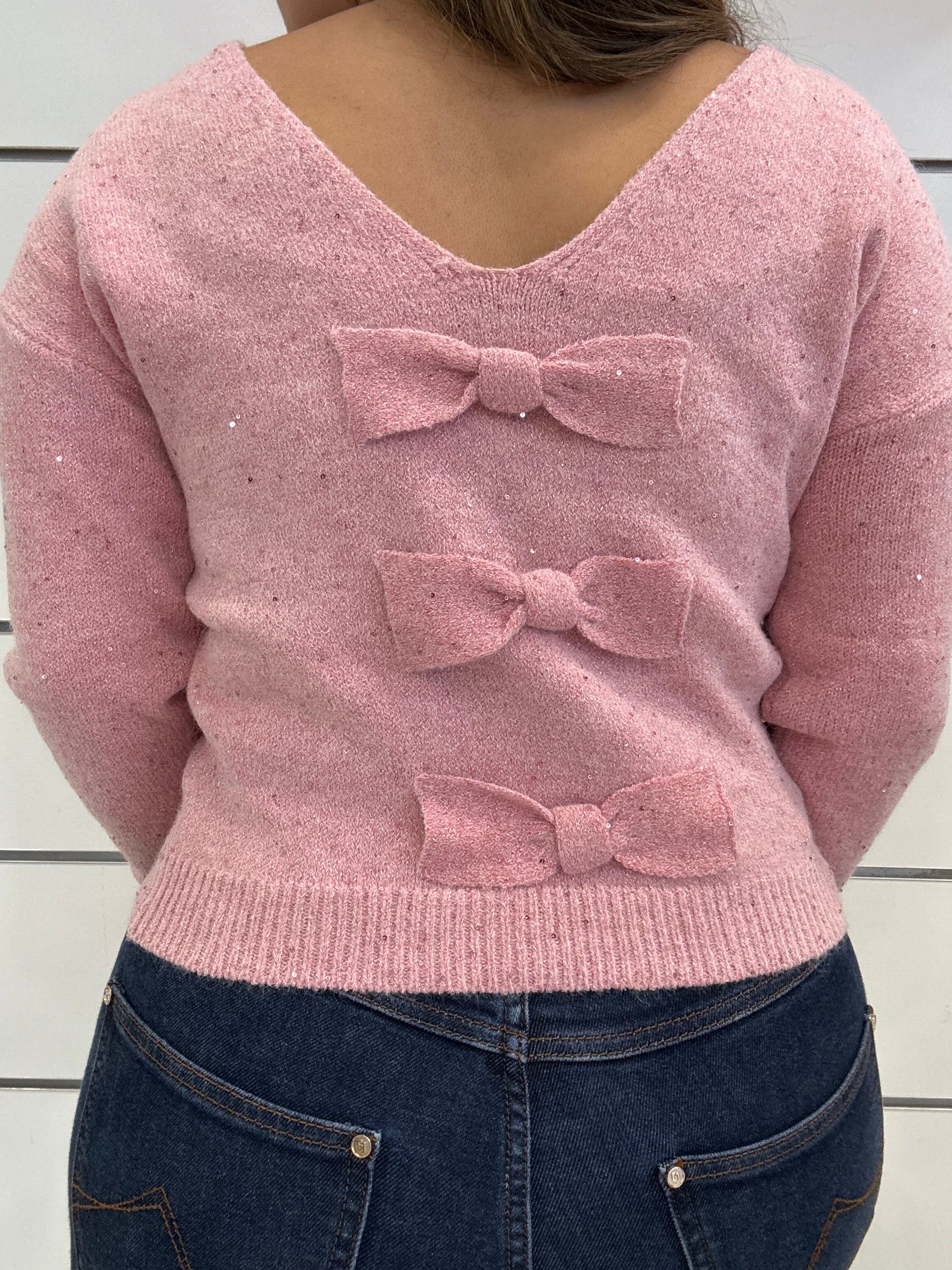 Maglioncino rosa con fiocchetti di Molly Bracken, con dettagli in fiocco sul retro e scollo a V