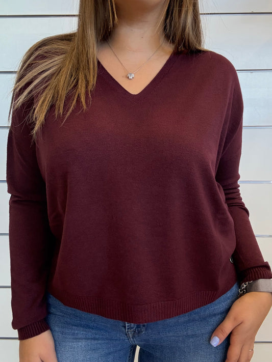 Maglioncino vinaccia con scollo a 'V' elegante e comodo, ideale per outfit casual