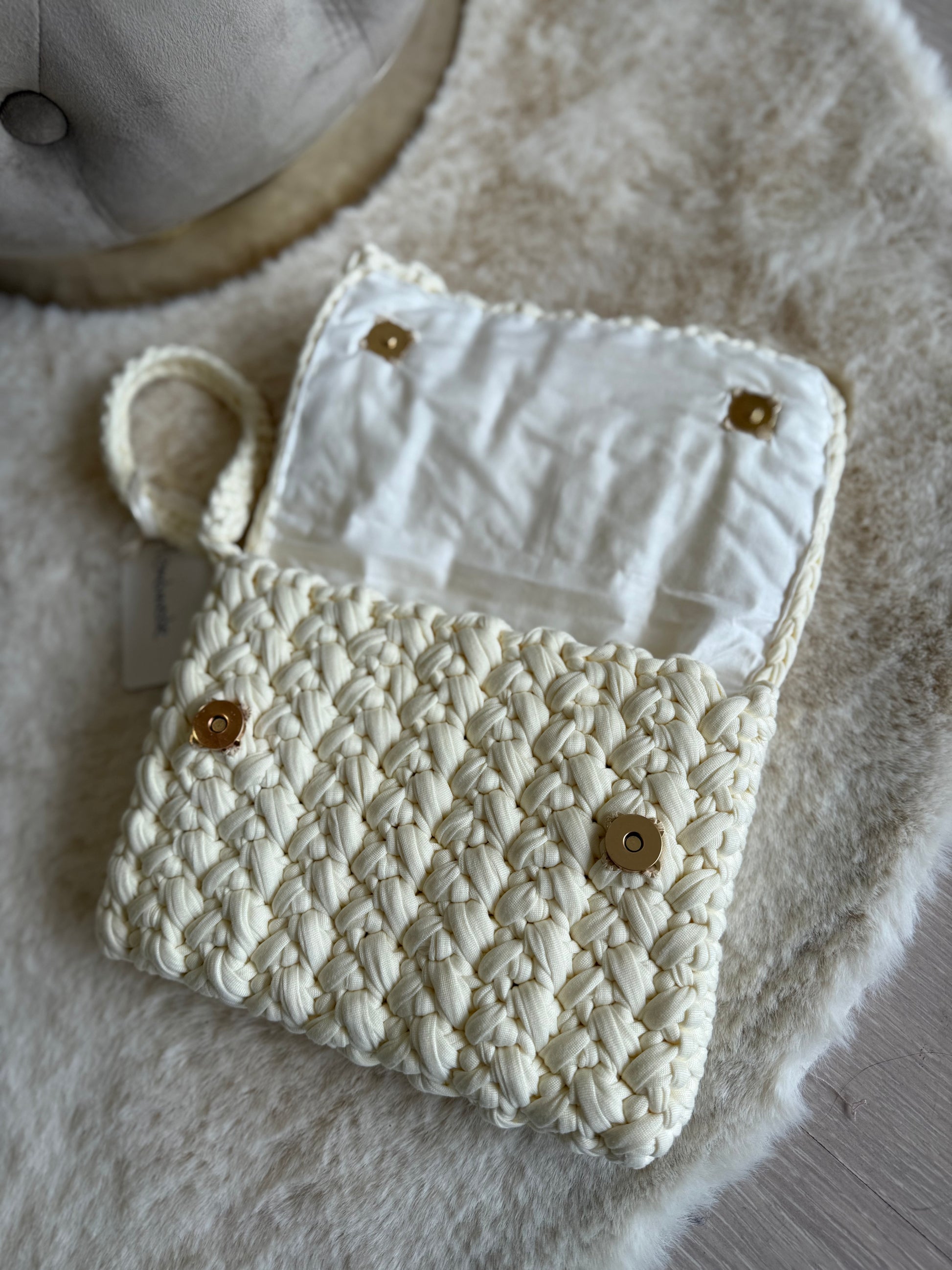 Borsa a mano Mamì in bianco con design intrecciato, Modello Chanel panna con chiusura a pressione