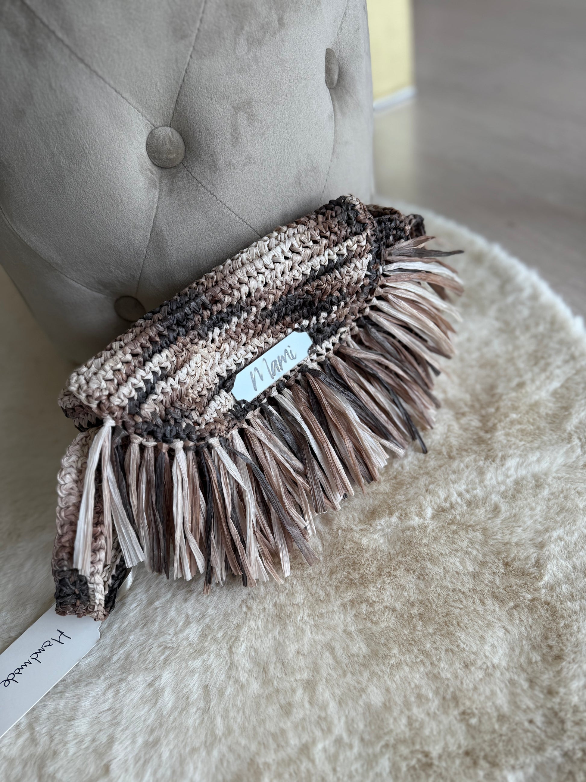 Borsa a mano Mamì Modello Rafiuccia in design intrecciato con frange e tonalità neutre