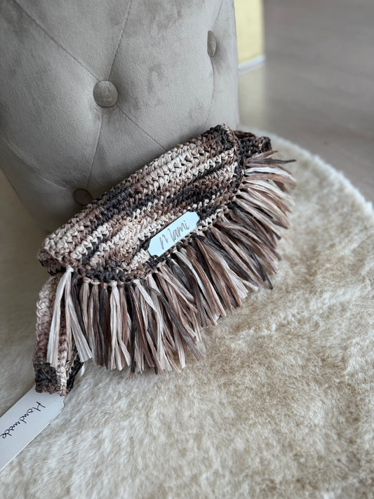 Borsa a mano Mamì Modello Rafiuccia in design intrecciato con frange e tonalità neutre