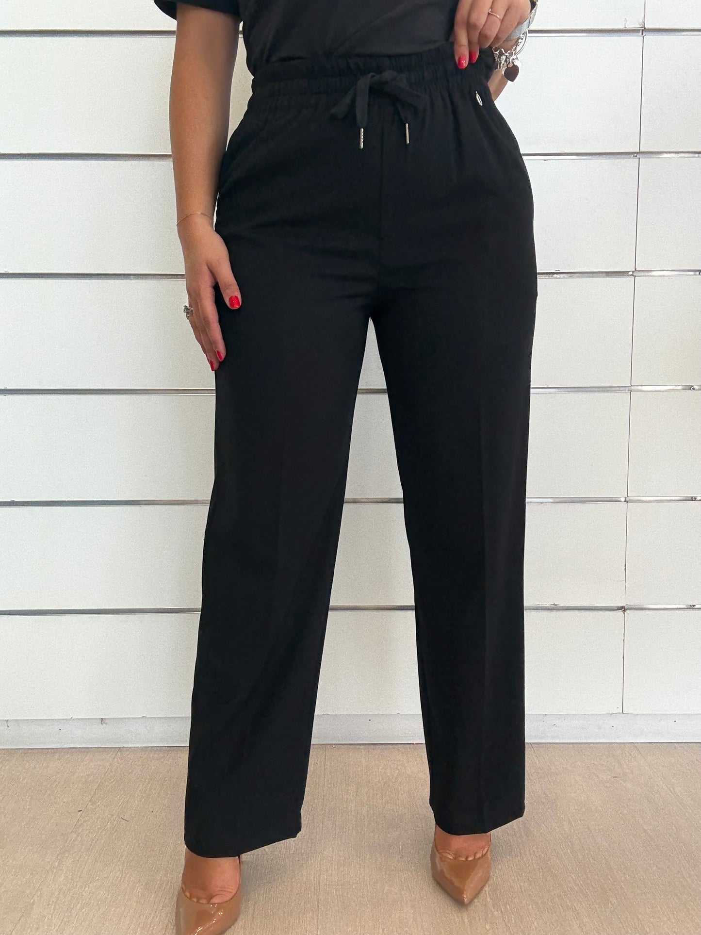 Pantalaccio nero con vita elastica e tasche per un look elegante e comodo