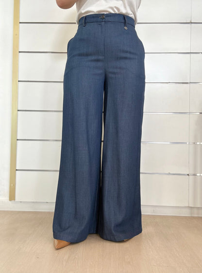 Pantalone a palazzo in denim di ECO, elegante e comodo, perfetto per un look alla moda.