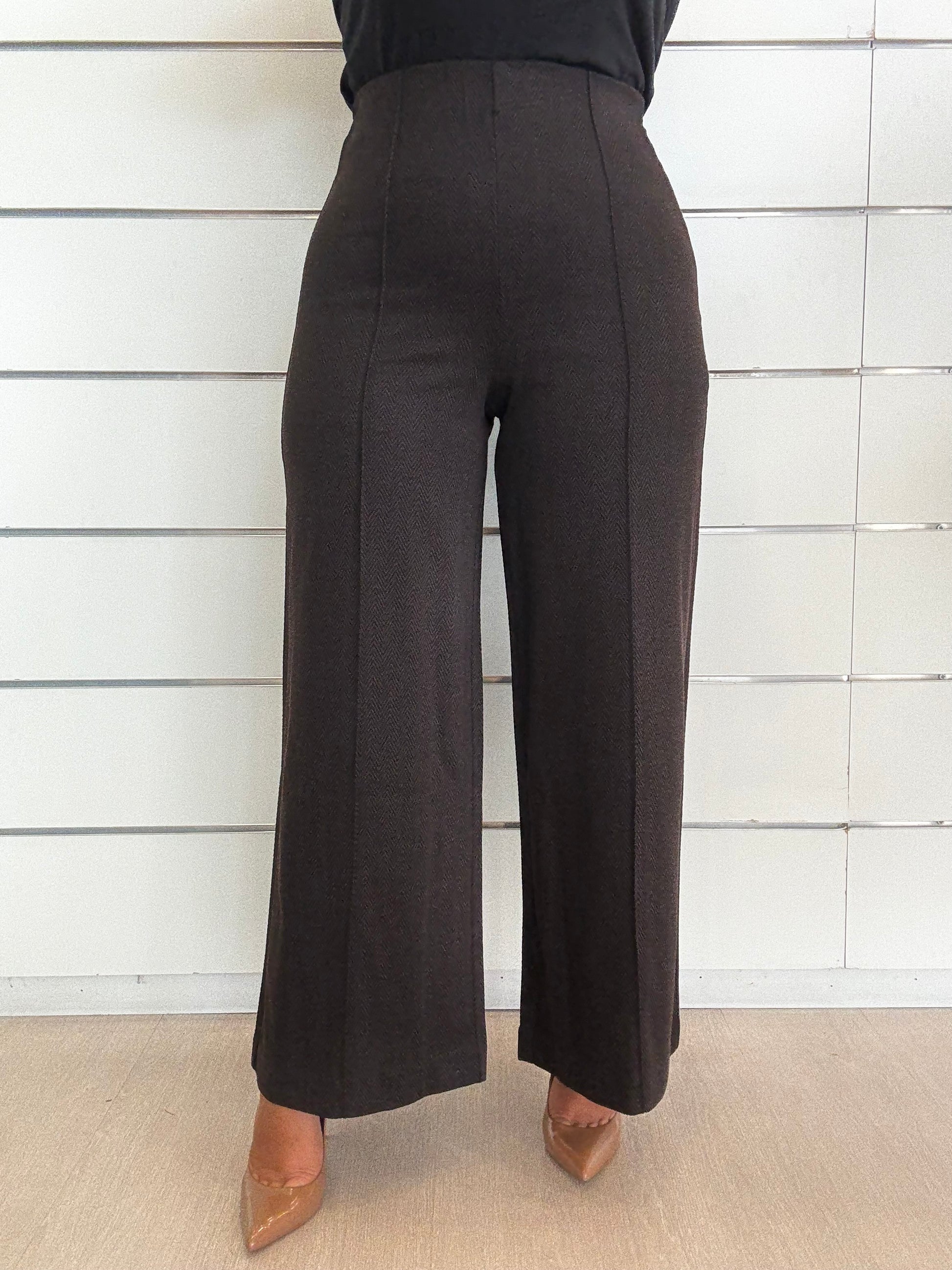 Pantalone a vita alta spinato cioccolato con gamba ampia e taglio elegante per un look sofisticato