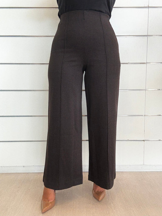 Pantalone a vita alta spinato cioccolato con gamba ampia e taglio elegante per un look sofisticato