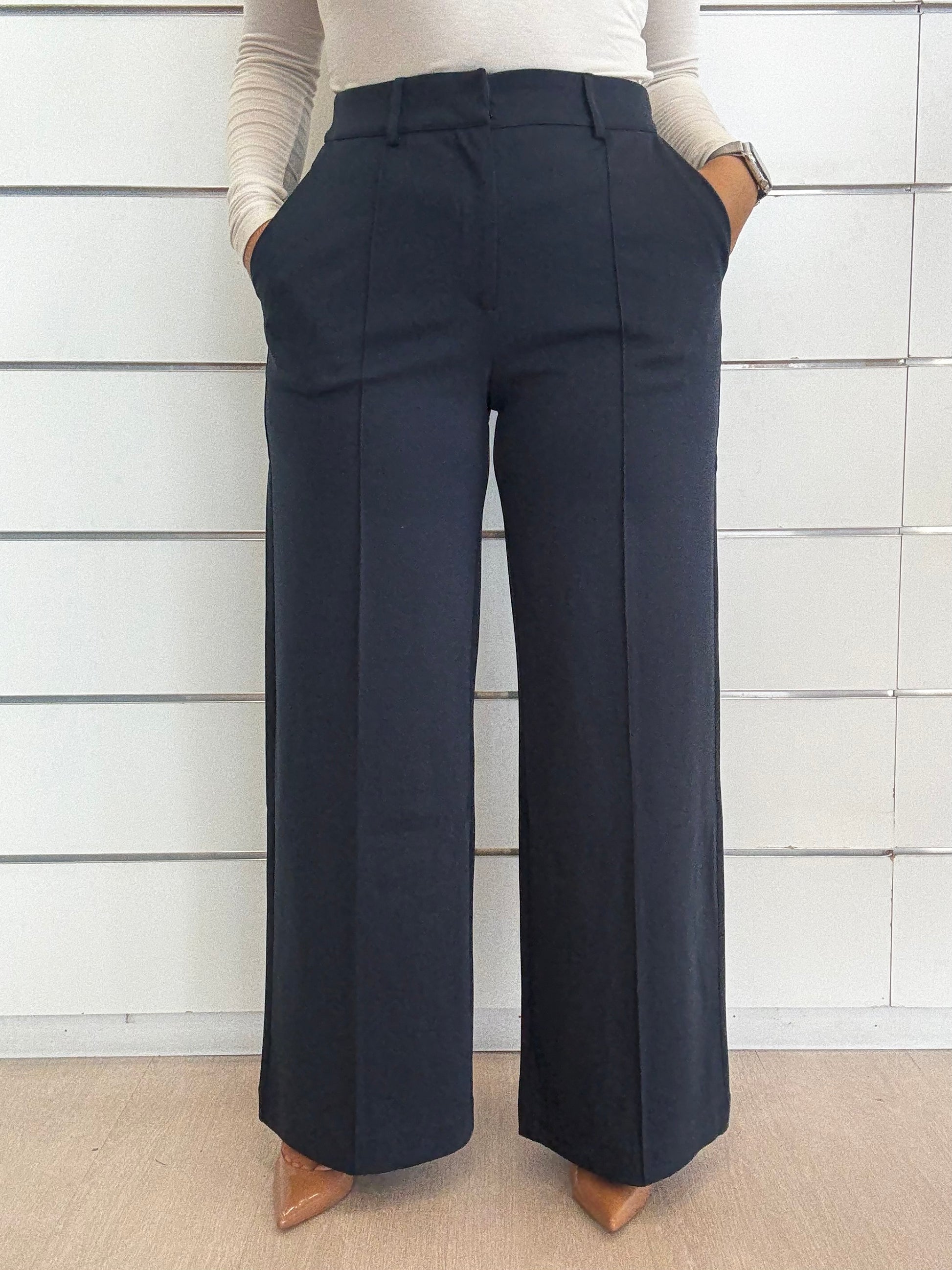 Pantalone elasticizzato blu di ICHI con taglio largo e tasche laterali per un look elegante