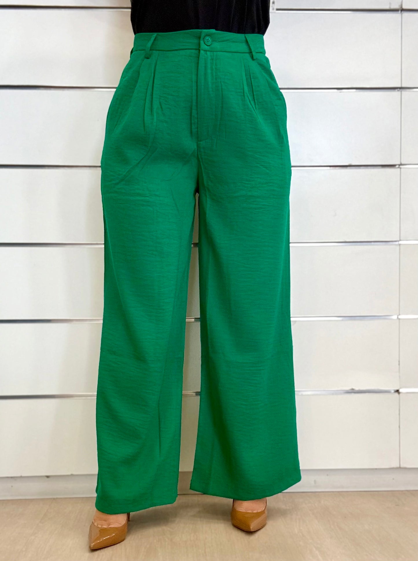 Pantalone fluido verde acceso di Molly Bracken con vita alta e gamba ampia per un look elegante