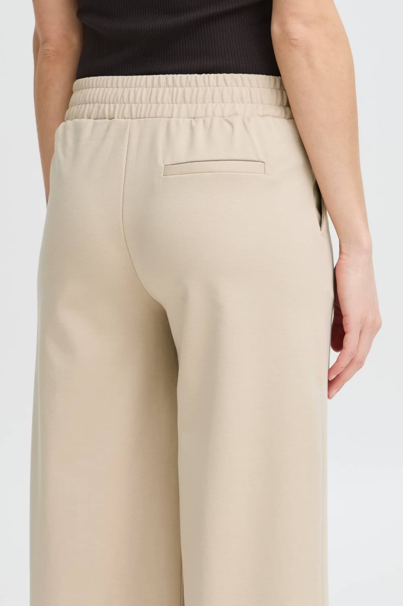 Vista posteriore dei pantaloni larghi beige ICHI con vita elasticizzata e tasca