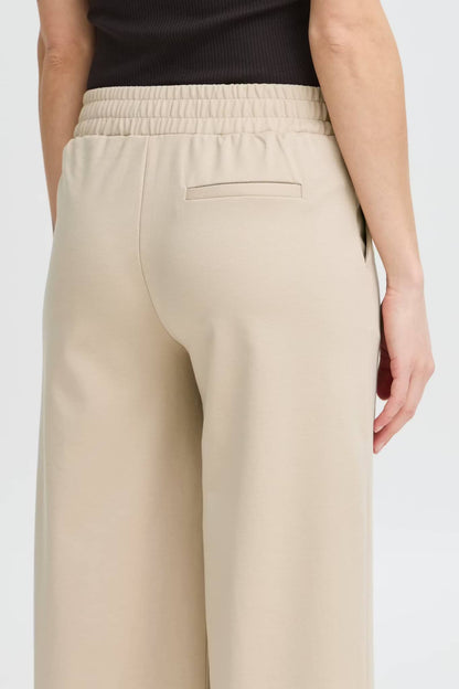 Vista posteriore dei pantaloni larghi beige ICHI con vita elasticizzata e tasca