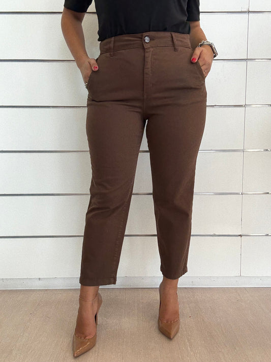 Pantalone marrone con bottone gioiello, taglio alla caviglia, elegante e versatile per ogni occasione