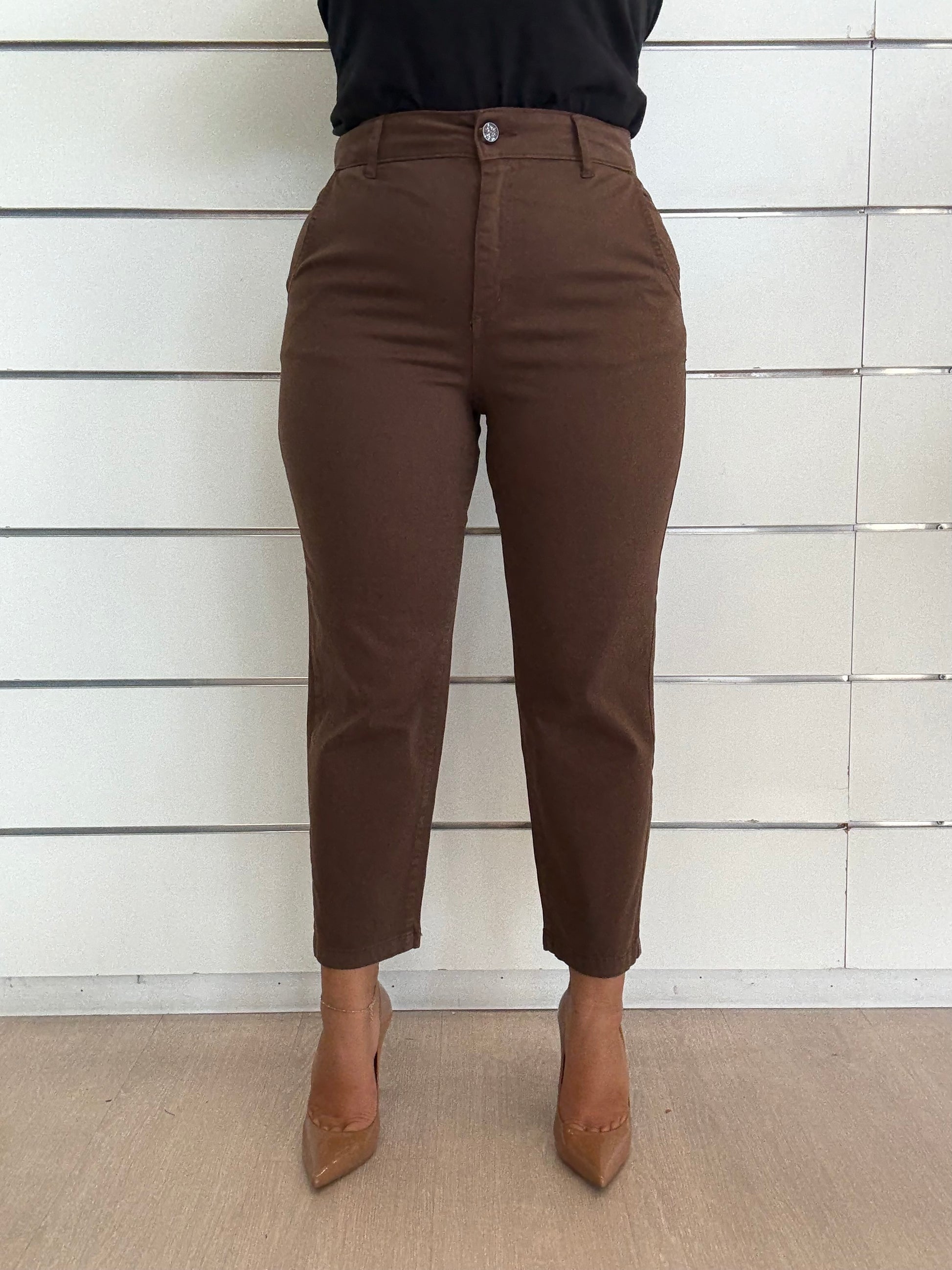 Pantalone marrone con bottone gioiello, alla caviglia, elegante e versatile, ideale per diverse occasioni