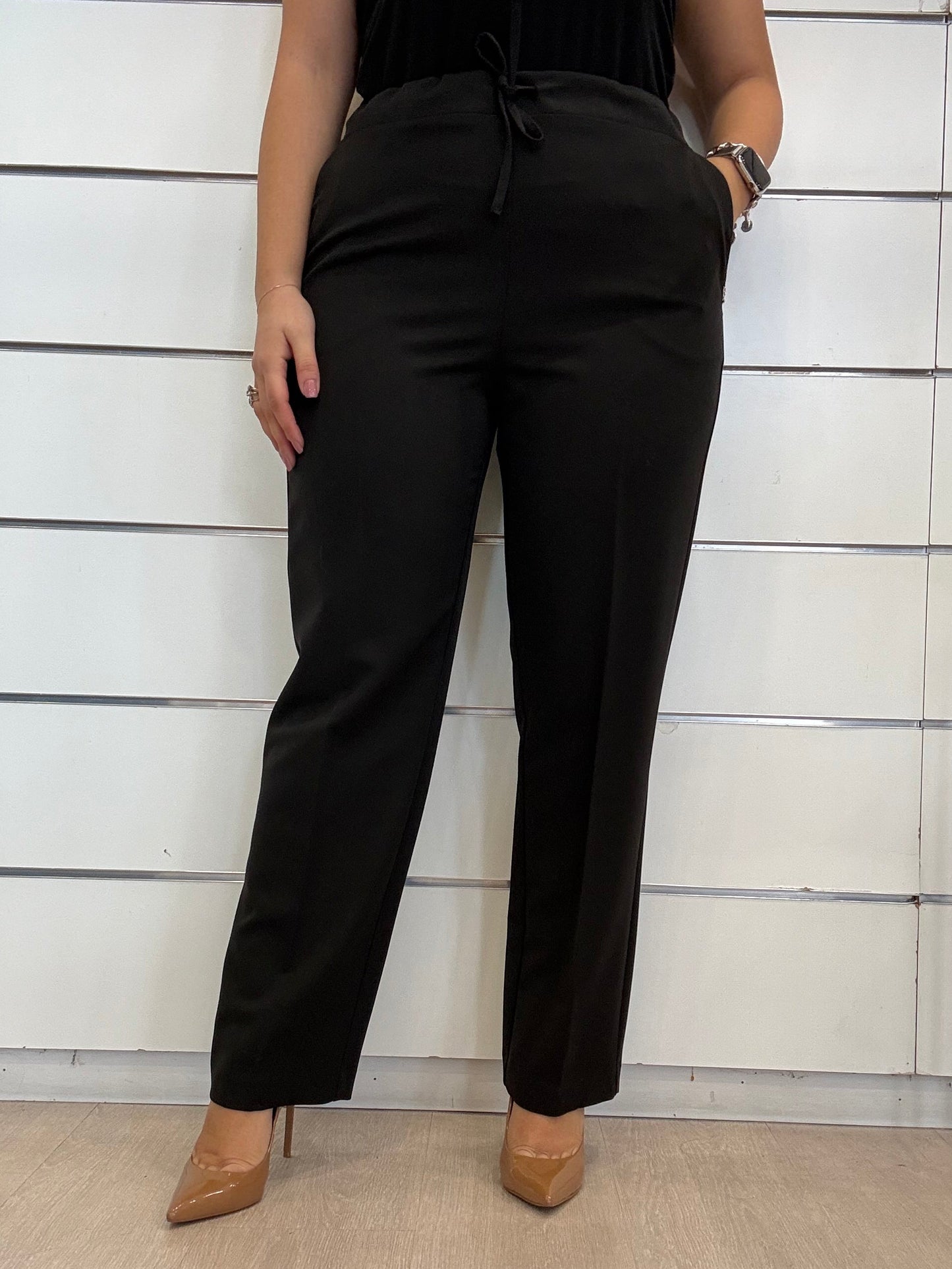 Pantalone nero a gamba dritta con elastico di Gaudì, elegante e versatile per ogni occasione