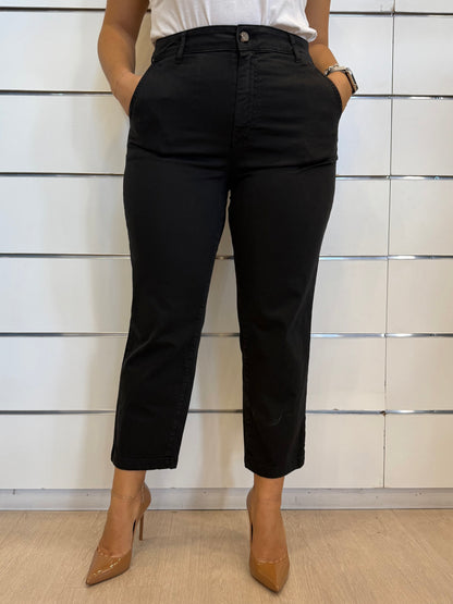 Pantalone nero con bottone gioiello di ECO con tasche e taglio moderno, perfetti per ogni occasione.