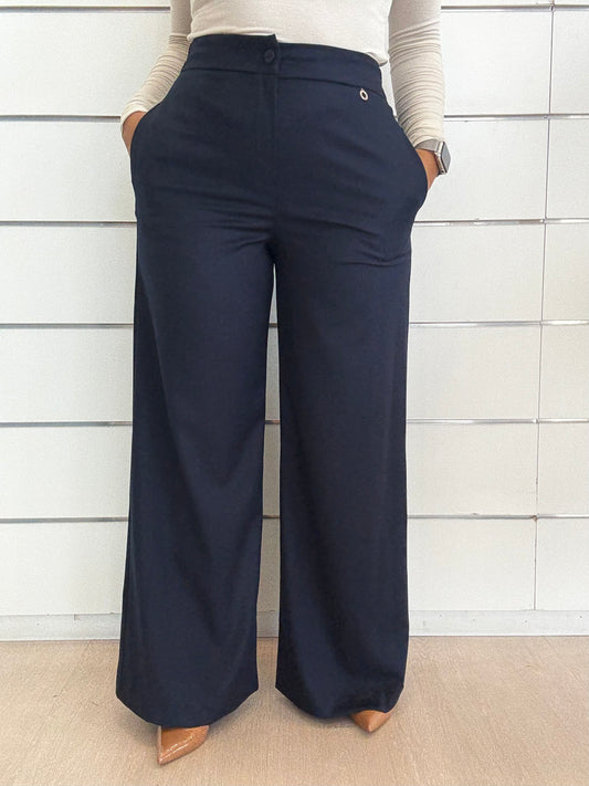 Stile elegante con pantalone palazzo blu di Eco, caratterizzato da vestibilità ampia e tasche.